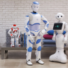 Roboter als Arbeitskräfte: Bis humanoide Maschinen - im Bild Nao, Romeo und Pepper - flächendeckend eingesetzt werden können, ist noch einiges an Forschungsarbeit nötig. Allerdings: Die ersten Roboter sind bereits im Dienst.