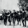 Gavrilo Princip wird abgeführt, nachdem er Erzherzog Franz Ferdinand und seine Frau Sophie erschossen hat.